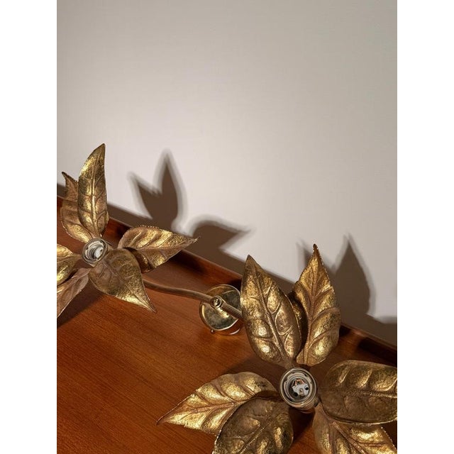 Vintage Hollywood Regency Leaf Wall Lamp in Gilt Metal For Sale - Image 4 of 5
