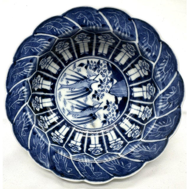Rare Pair of 18th Century Chinese Export Blue and White Scalloped Bowls Long Eliza Motif For Sale In Portland, ME - Image 6 of 15