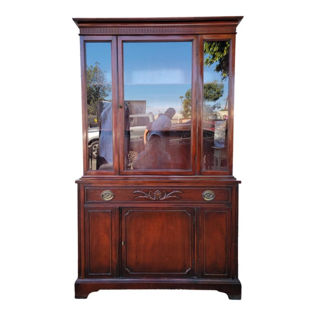 Vintage Traditional Mahogany Wood China Cabinet. For Sale