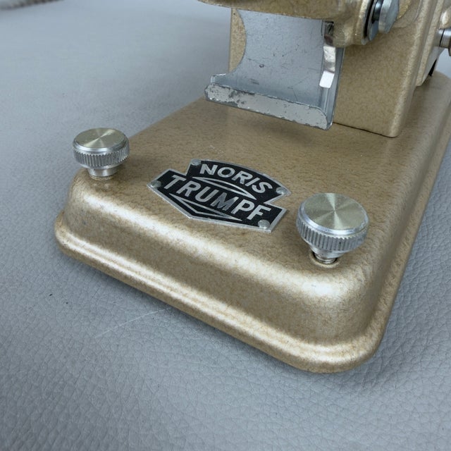 Noris Trumpf Slide Projector with Working Case For Sale - Image 11 of 17