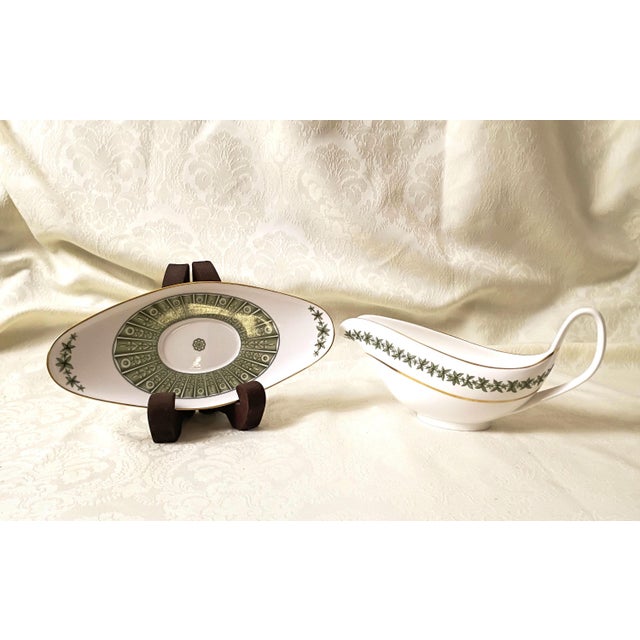 This vintage Spode fine bone china gravy boat and detached matching underplate saucer set features the elegant,...