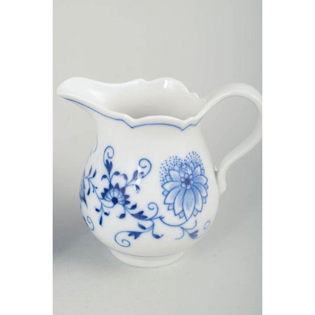 Mid-Century Blue Onion Sugar Bowl and Creamer in Porcelain from Meissen, Set of 2 For Sale - Image 3 of 5