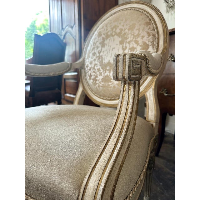 Early 20th Century Pair of Louis XVI-Style Creme-Peinte Fauteuils For Sale In New Orleans - Image 6 of 7