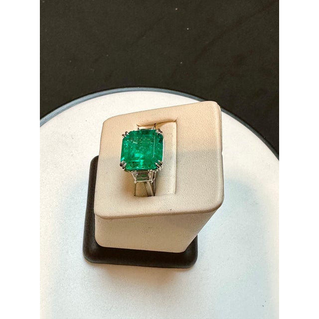 2020s Agl Certified 8.90 Colombian Emerald , Insignificant & Solitaire Diamond Ring For Sale - Image 5 of 8