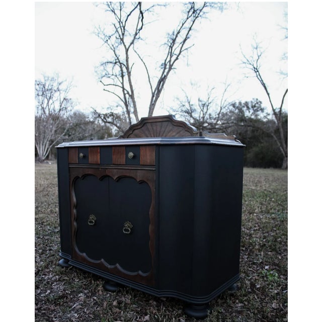 This exquisite Jacobean buffet is a true masterpiece of craftsmanship and design. Made from high-quality carved wood, this...