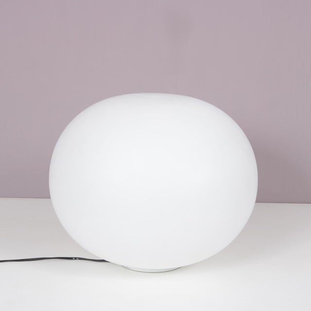 Designed by Jasper Morrison for Flos in the late 1990s, the Glo-Ball Table Lamp (Size 2) is an icon of contemporary...