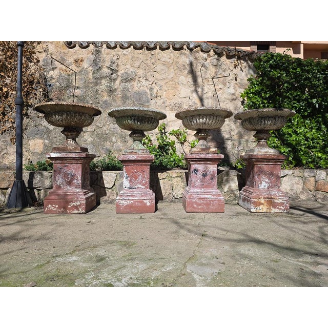 Large French Garden Urns in Cast Iron with Terracotta, 1840s, Set of 2 For Sale - Image 6 of 11