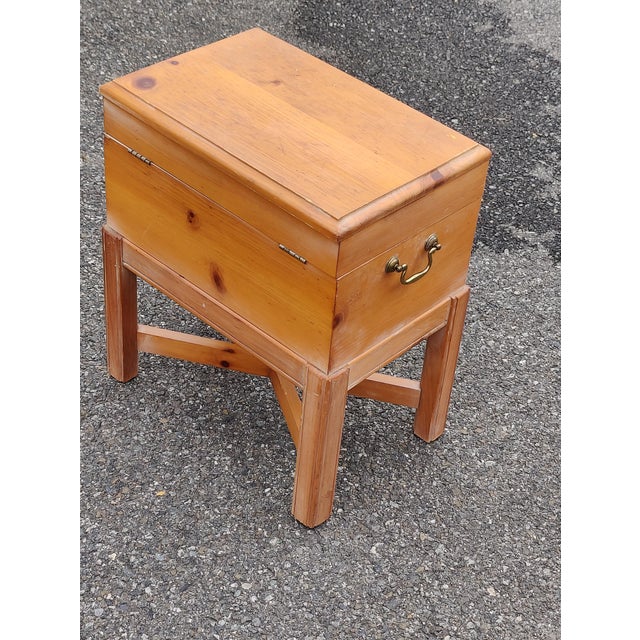 1990s Vintage Pine Trinket Chest With a Hinged Lid, Elevated on a Stand For Sale - Image 4 of 9