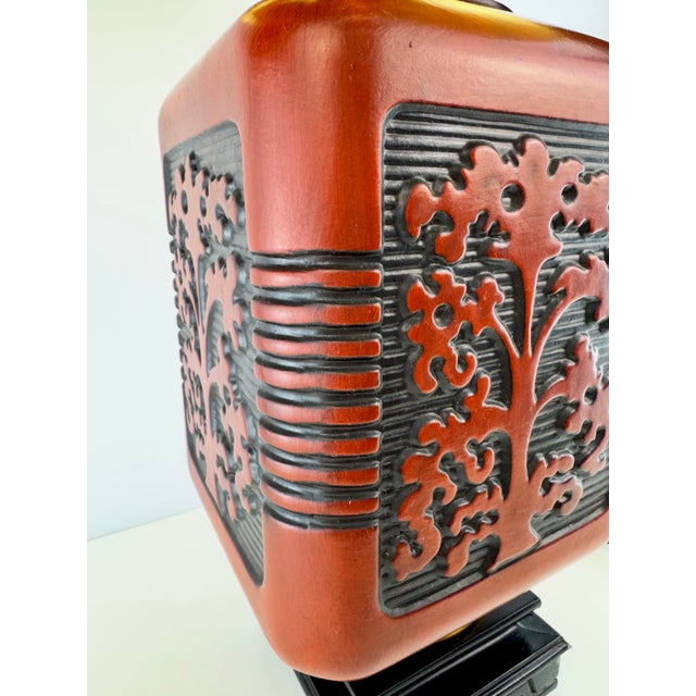 1960s Vintage Chinoiserie Red and Black Ceramic Table Lamp With Gold-Lined Shade For Sale - Image 5 of 14