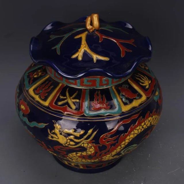 Chinese Vintage Ceramic Pot,Ming Dynasty Xuande Marked Blue Ground Famille Verte Porcelain Lid Jar Hand Painted Cloud and Dragon Pattern For Sale In Seattle - Image 6 of 7