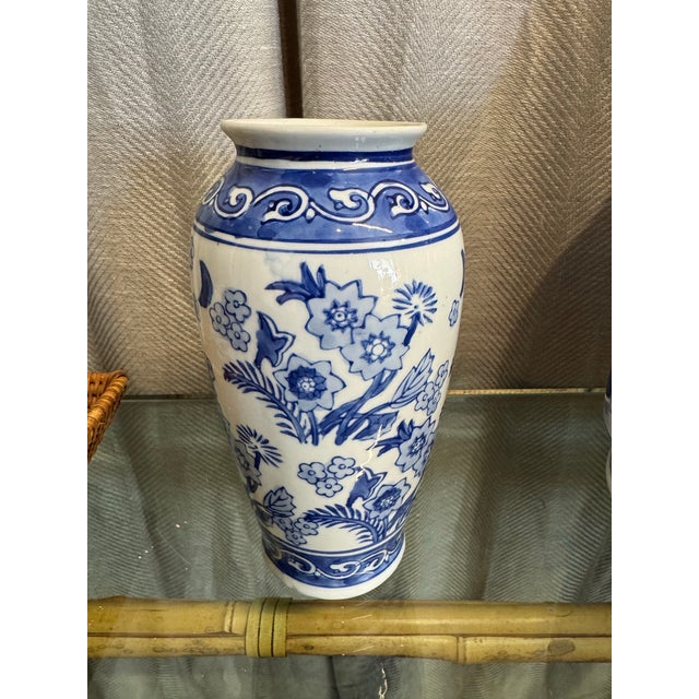 1980s Collection of Export Blue & White Vases, S/5 For Sale - Image 5 of 8