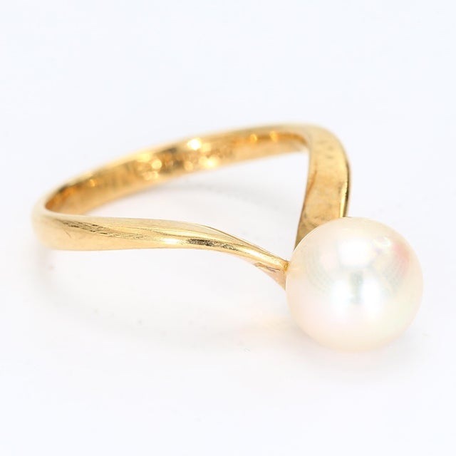 Contemporary 18k Yellow Gold "V" Shaped Ring Band With 8.3mm Pearl - Size 6.25 For Sale - Image 3 of 6