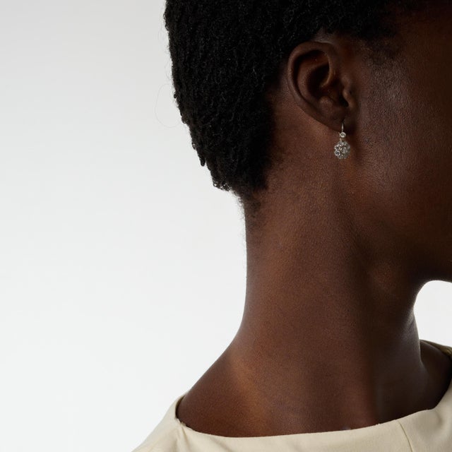 Early 20th Century Pair of Edwardian Style Diamond Floral Drop Platinum Earrings For Sale - Image 4 of 5