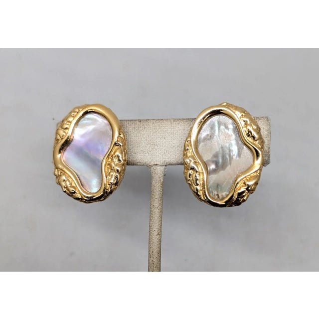 Napier Vintage Signed Napier Modernist Goldtone Mother-of-Pearl Clip Earrings, 1982 For Sale - Image 4 of 8