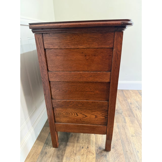 Early 20th Century Early 20th-Century Quarter-Sawn Oak Curved 5-Drawer Chest | Fully Restored For Sale - Image 5 of 15