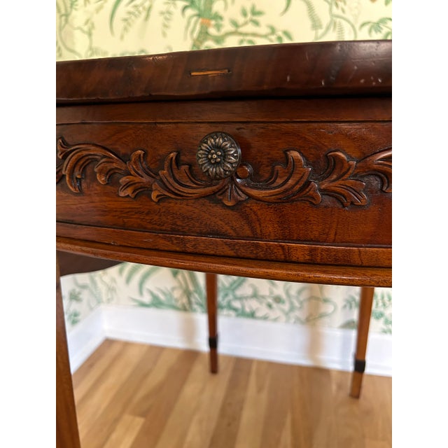 1940’s Federal Mahogany Drop Leaf Side Table With Scalloped Leaves and Carved Drawer For Sale - Image 4 of 13
