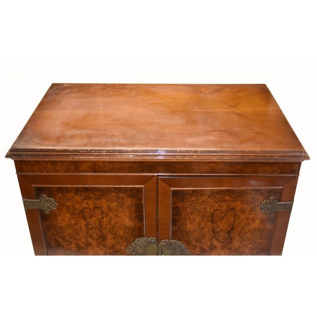 Art Deco Epstein Drinks Cabinet in Burr Walnut, 1930 For Sale - Image 4 of 16