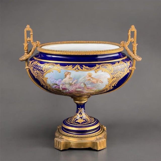 Elegant French porcelain urn vase from the late 19th century, executed in the refined Sèvres style (dans le goût de...