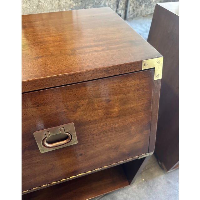 1970s 1970s Henredon Campaign Style Solid Wood Nightstands (Pair) – Vintage Brass Trim End Tables For Sale - Image 5 of 9