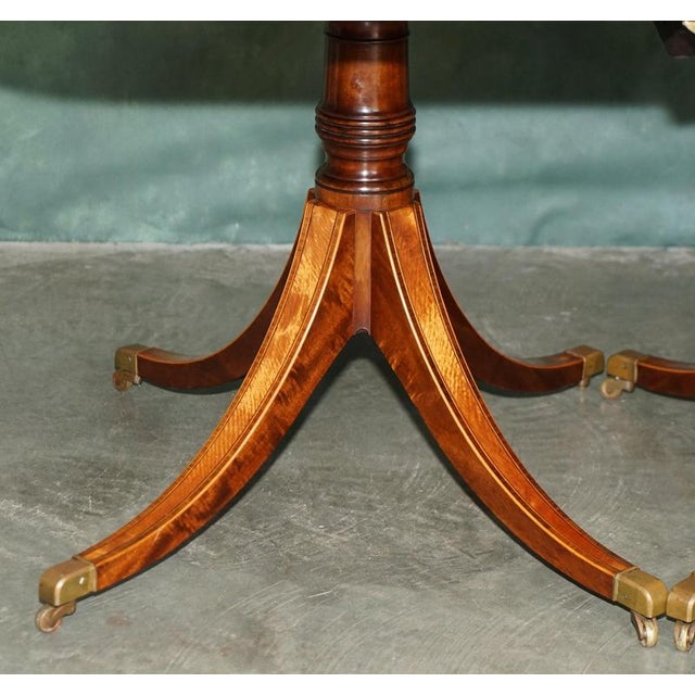 Regency Crossbanded Extendable Pedestal Dining Table in Satinwood, 1820s For Sale - Image 17 of 18