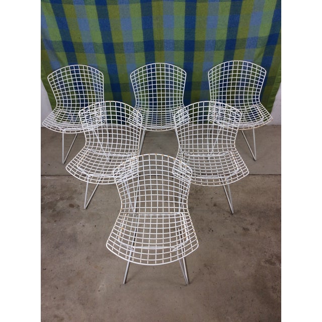 This set of mid century modern indoor / outdoor chairs by Harry Bertoia for Knoll feature white metal seats with signature...