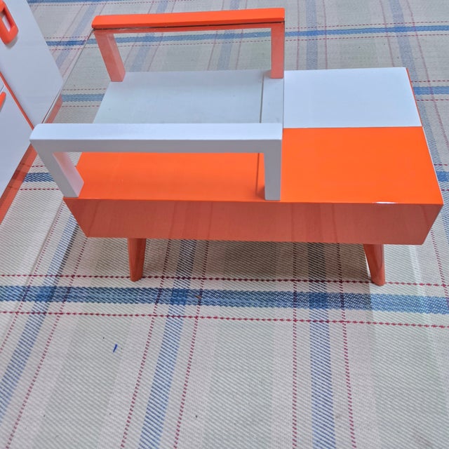 l'Orange Et Blanc Color Blocked Scheme 1953 MCM End Table For Sale In New York - Image 6 of 15