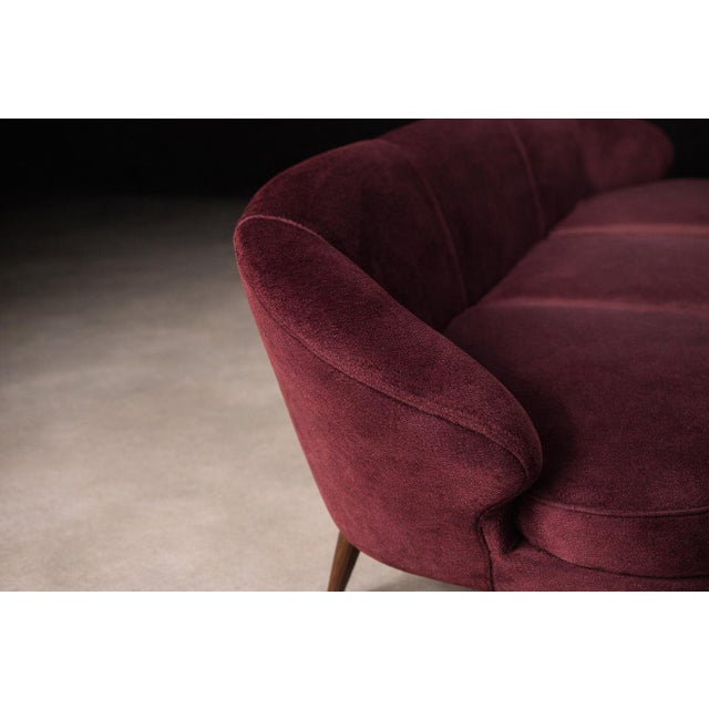 “Concha” Sofa in Plum Mohair Velvet, Joaquim Tenreiro, Brazil, 1960s For Sale - Image 11 of 15