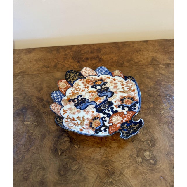 Fine quality unusual antique Japanese imari fan shaped plate, having a fine quality unusual fan shaped Japanese imari...