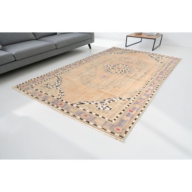 Turkish Mid 20th Century Traditional Oushak-Style Medallion Rug For Sale - Image 3 of 9