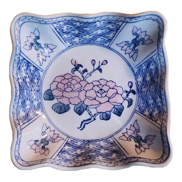 Late 20th Century Chinoiserie Blue & White Square Scalloped Trinket Dish For Sale