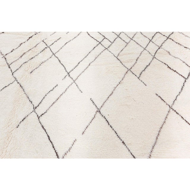 Evoking the raw elegance of traditional Berber design while embracing modern aesthetics, this contemporary Moroccan rug is...