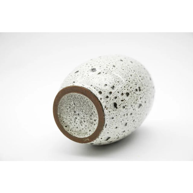 1960s White & Black Studio Ceramic Vase by Wilhelm & Elly Kuch, Germany, 1960s For Sale - Image 5 of 7