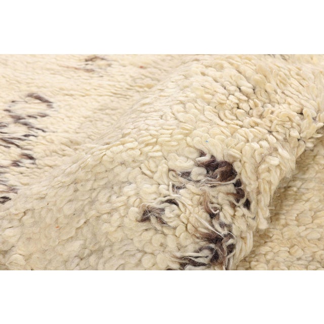 Vintage Neutral Moroccan Azilal Rug, 06'02 X 09'00 For Sale In Dallas - Image 6 of 10