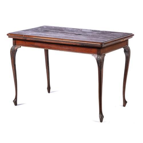 English, late 19th century, mahogany wood, resting on four curved legs. Decorated with plant motifs. Small defects and...