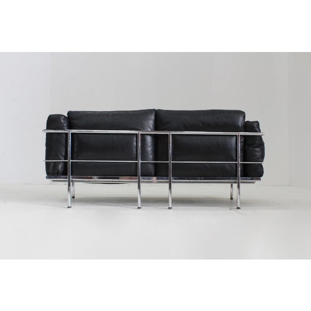 1980s LC2 Two-Seater Sofas by Le Corbusier for Alivar, 1980s, Set of 2 For Sale - Image 5 of 15