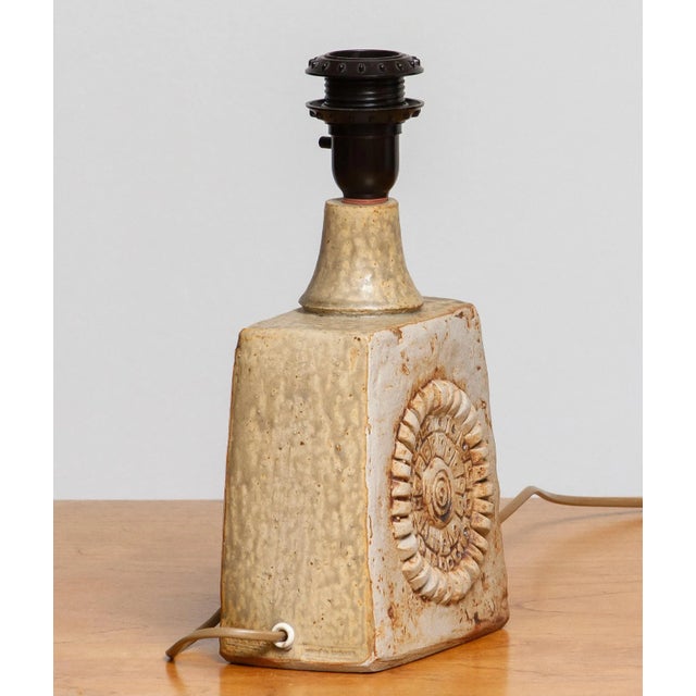Vintage Beige Terracotta Pottery Table Lamp by Bernard Rooke, 1960s For Sale - Image 6 of 8