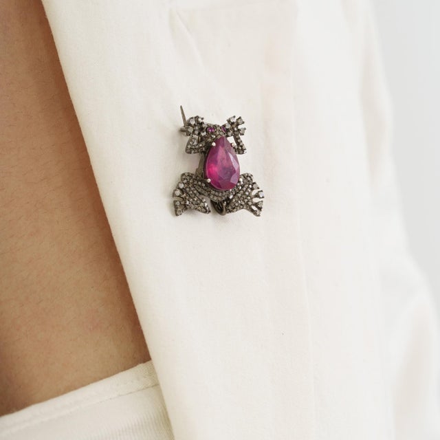 Ruby Red 1890s Revival Inspired Silver & 3Ct Natural Ruby Diamond Pavé Frog Brooch Pendant For Sale - Image 8 of 14