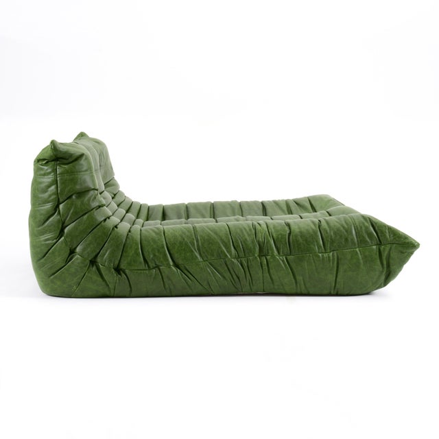 Mid-Century Modern Togo Chaise Lounge in Botanica Green Leather - Restored Ligne Roset Original For Sale - Image 3 of 17