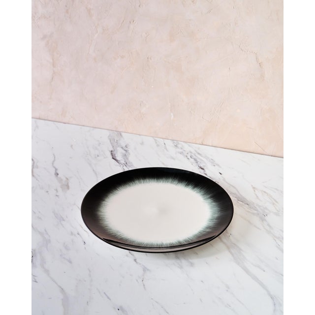 Set of 8 Minimalist "Variation 5 Dé" Dinner Plates by Ann Demeulemeester for Serax, in White Glazed Porcelain With Organic Black Border For Sale - Image 4 of 10