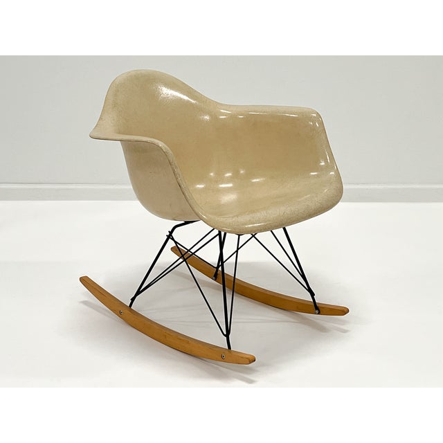 Mid-Century Modern 1960s Rocking Chair by Charles & Ray Eames for Herman Miller – Parchment Fiberglass For Sale - Image 3 of 15