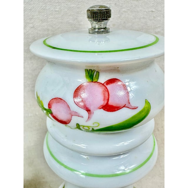Vintage Royal Worcester Country Kitchen Ceramic Salt and Pepper Shakers-A Pair For Sale In New Orleans - Image 6 of 8