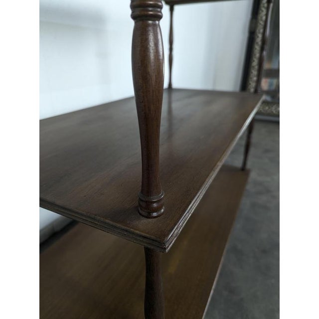 2000 - 2009 Mahogany and Leather 3-Tier Shelf with English-Style Columns For Sale - Image 5 of 7