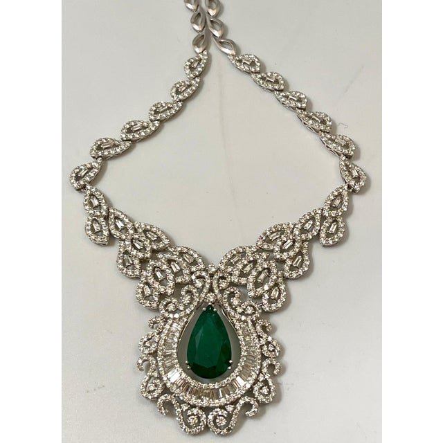 11 Ct Pear Shape Zambian Natural Emerald & 17 Ct Diamond Necklace 18 Karat Gold For Sale In New York - Image 6 of 18