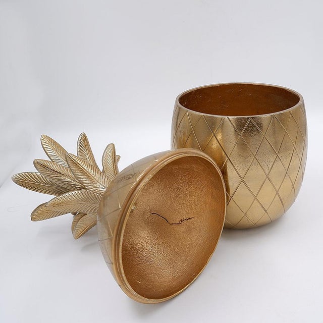 Vintage hollywood regency pineapple ice bucket from the 1970s. Measures : Ø 18cm H:41cm The pineapple is an international...