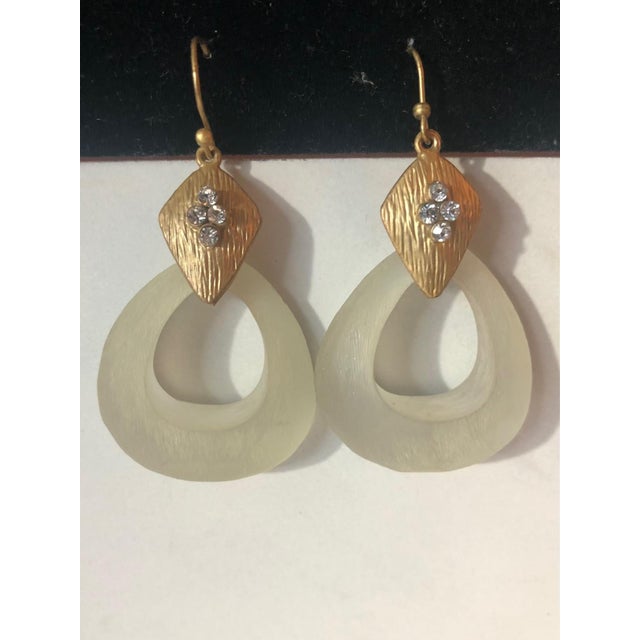 1980s Matte Gold Tone Frosted Cream Lucite Door Knocker Earrings, A Pair For Sale - Image 4 of 5