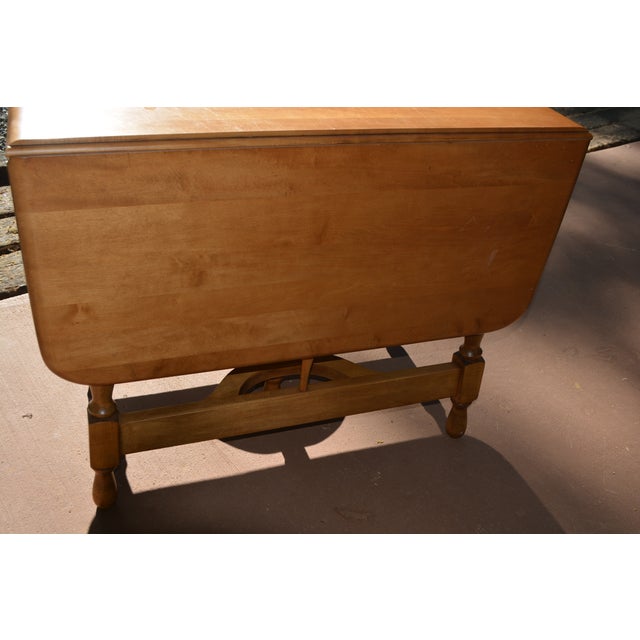 1950s Vintage Watertown Slide Mid Century Maple Wood Extending Drop Leaf Dining Table W/ 3 Leaves For Sale - Image 5 of 15