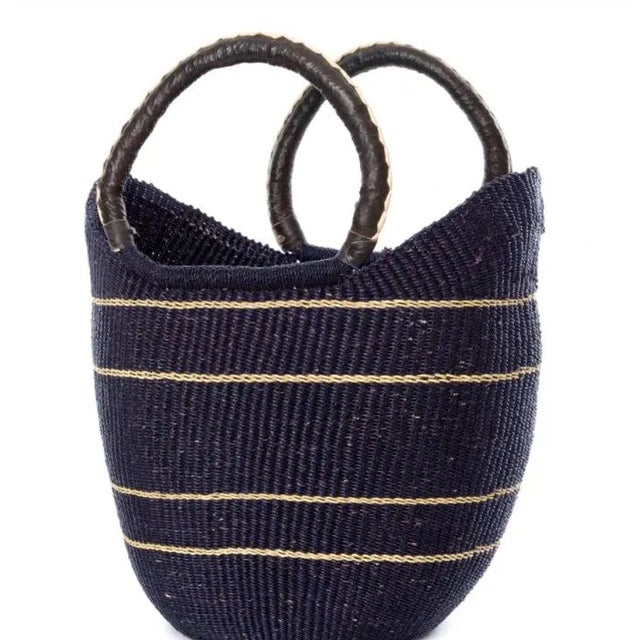 A perfect accessory from home to market to beach and beyond, this shopper handcrafted from thick stalks of elephant grass...