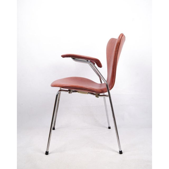 1980s Model 3207 Seven Chair with Armrest in Cognac Leather by Arne Jacobsen from Fritz Hansen, 1980s For Sale - Image 5 of 9