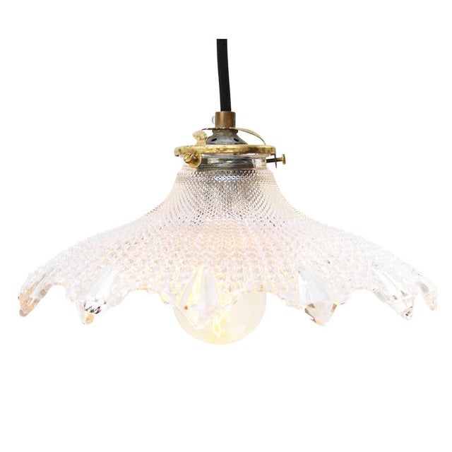 Holophane lampshade van holophane. brass bulb holder with glass shade. 2 meter black wire. e27 / e26 this piece has an...