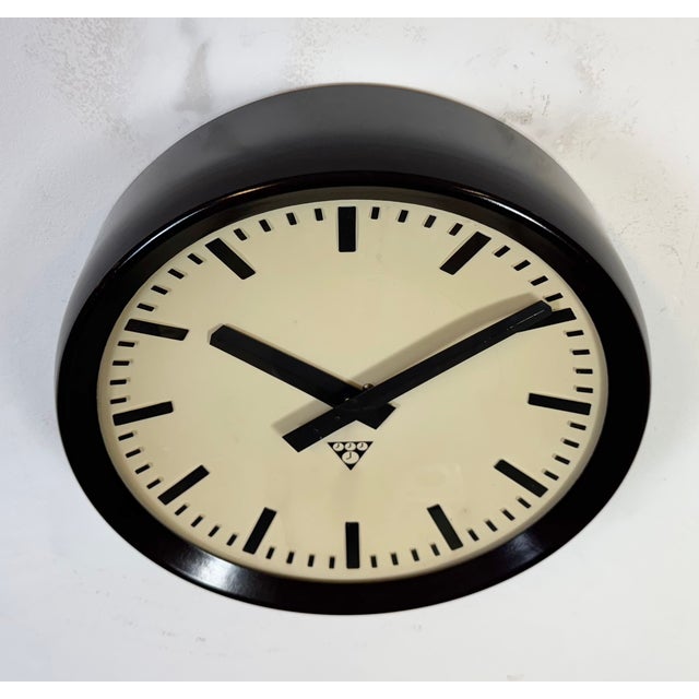 Industrial Bakelite Factory Wall Clock from Pragotron, 1960s For Sale - Image 4 of 18